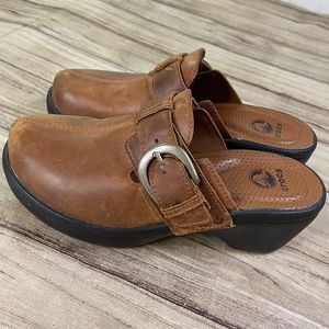 Crocs Women's Brown Leather Cobbler Buckle Clogs Slip On Mules Shoes Sz 7
